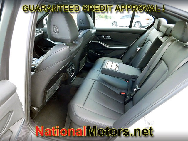 BMW 3 Series Vehicle Full-screen Gallery Image 09