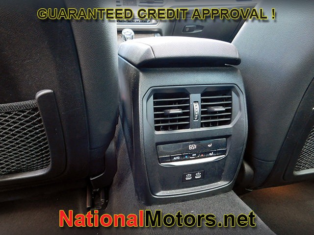 BMW 3 Series Vehicle Full-screen Gallery Image 10