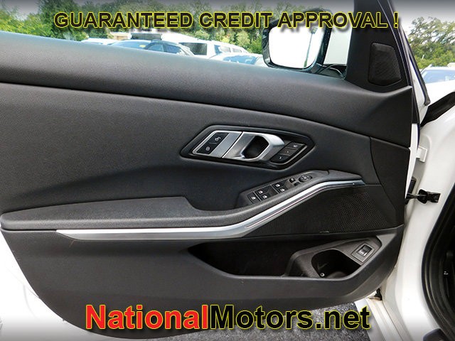 BMW 3 Series Vehicle Full-screen Gallery Image 12