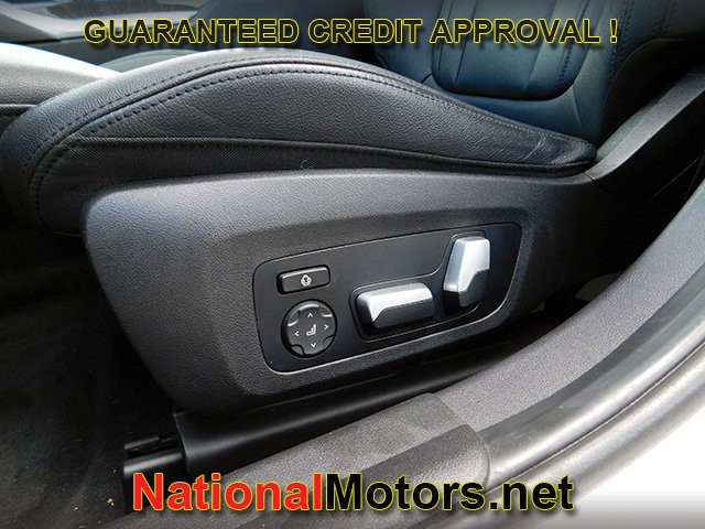 BMW 3 Series Vehicle Full-screen Gallery Image 14