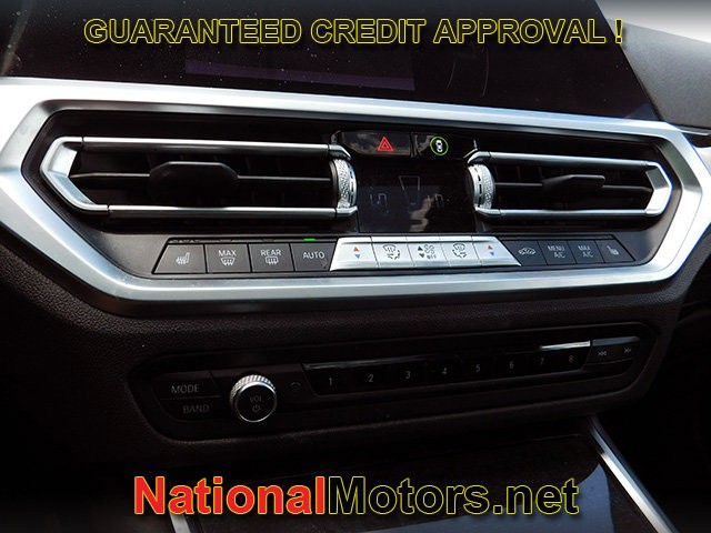 BMW 3 Series Vehicle Full-screen Gallery Image 18