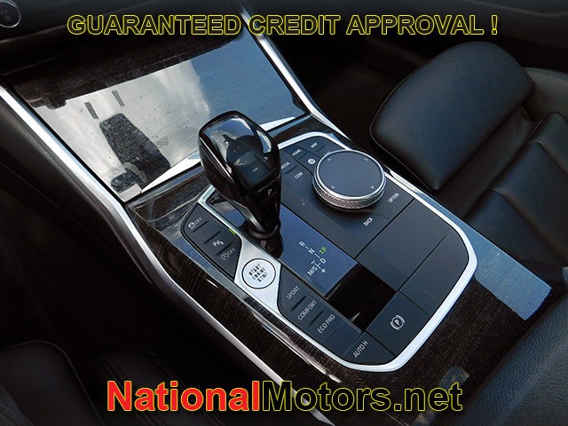BMW 3 Series Vehicle Full-screen Gallery Image 19