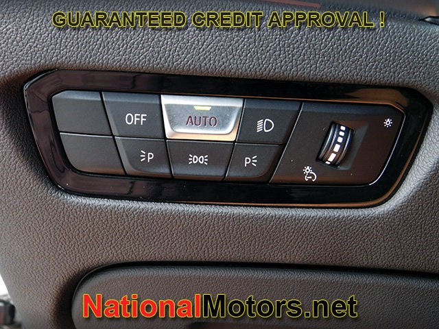 BMW 3 Series Vehicle Full-screen Gallery Image 23