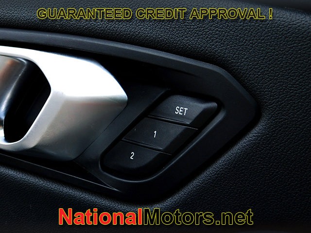 BMW 3 Series Vehicle Full-screen Gallery Image 24