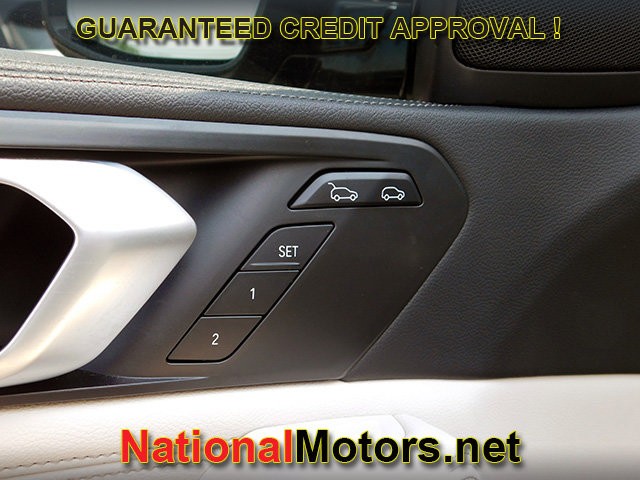BMW X6 Vehicle Full-screen Gallery Image 19