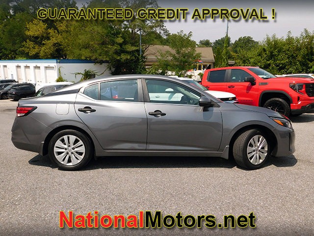 Nissan Sentra Vehicle Full-screen Gallery Image 05