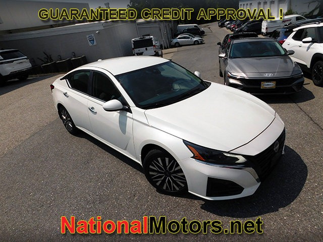 Nissan Altima Vehicle Full-screen Gallery Image 02
