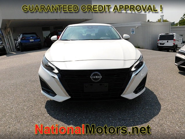 Nissan Altima Vehicle Full-screen Gallery Image 03