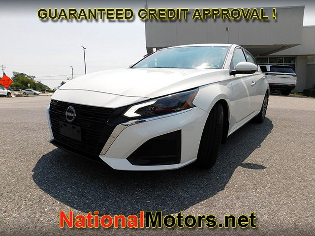 Nissan Altima Vehicle Full-screen Gallery Image 04