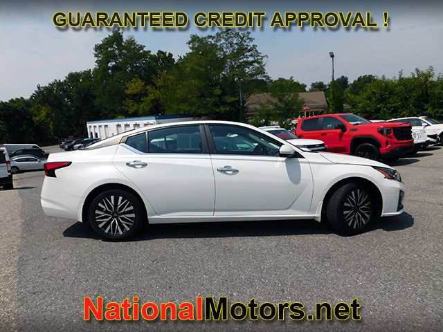 Nissan Altima Vehicle Full-screen Gallery Image 05