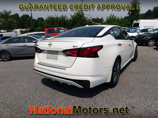 Nissan Altima Vehicle Full-screen Gallery Image 06