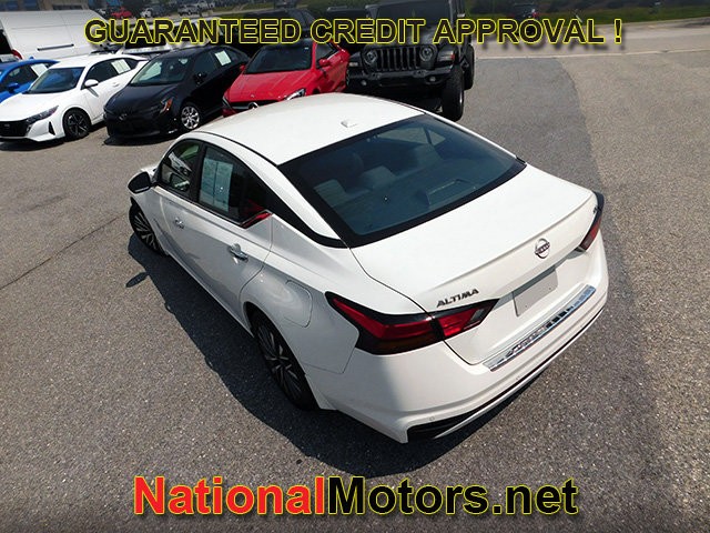 Nissan Altima Vehicle Full-screen Gallery Image 07