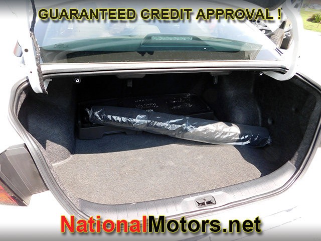 Nissan Altima Vehicle Full-screen Gallery Image 09