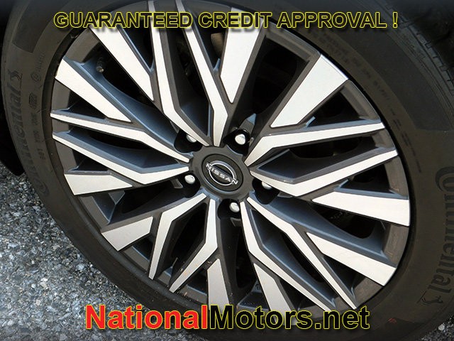Nissan Altima Vehicle Full-screen Gallery Image 10
