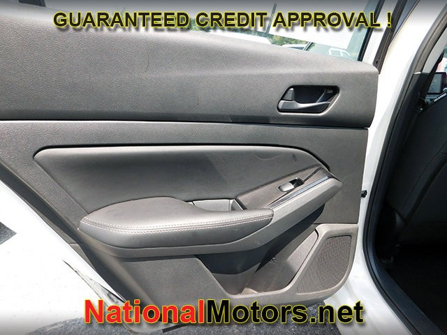 Nissan Altima Vehicle Full-screen Gallery Image 11