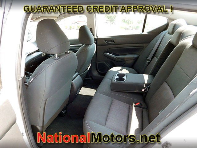 Nissan Altima Vehicle Full-screen Gallery Image 12