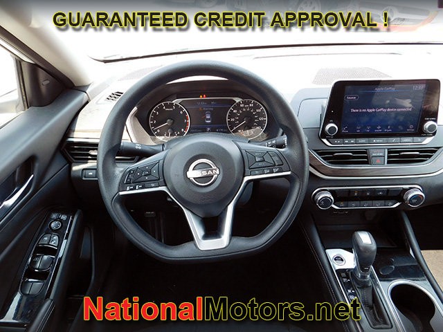 Nissan Altima Vehicle Full-screen Gallery Image 13