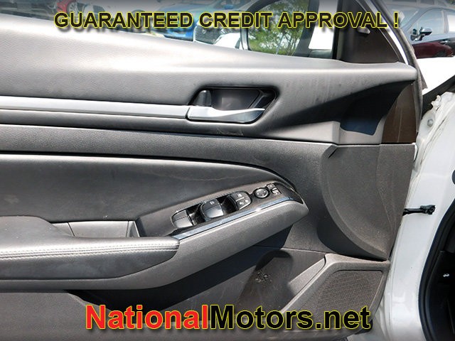 Nissan Altima Vehicle Full-screen Gallery Image 14