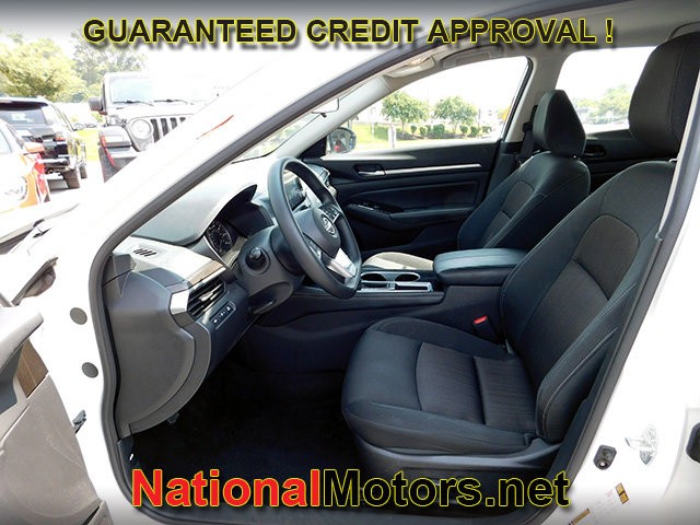 Nissan Altima Vehicle Full-screen Gallery Image 15