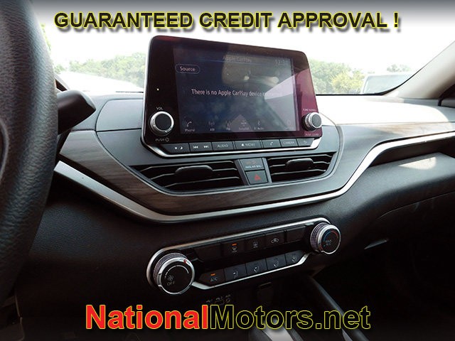 Nissan Altima Vehicle Full-screen Gallery Image 16