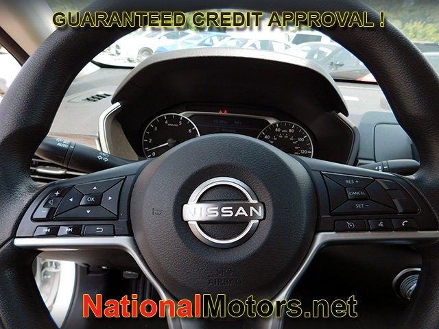 Nissan Altima Vehicle Full-screen Gallery Image 19