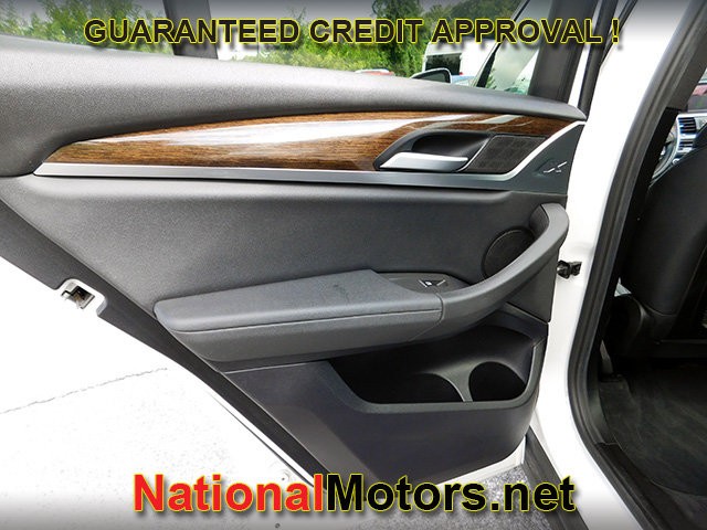 BMW X3 Vehicle Full-screen Gallery Image 15