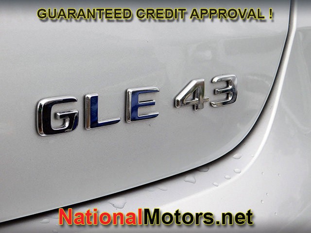 Mercedes-Benz GLE Vehicle Full-screen Gallery Image 09