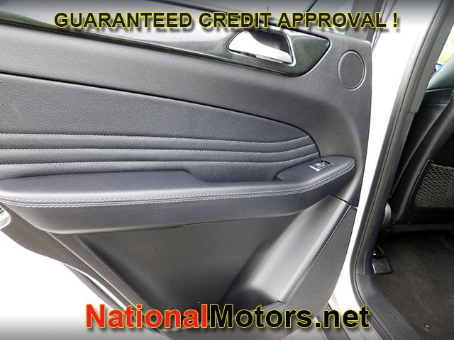 Mercedes-Benz GLE Vehicle Full-screen Gallery Image 13