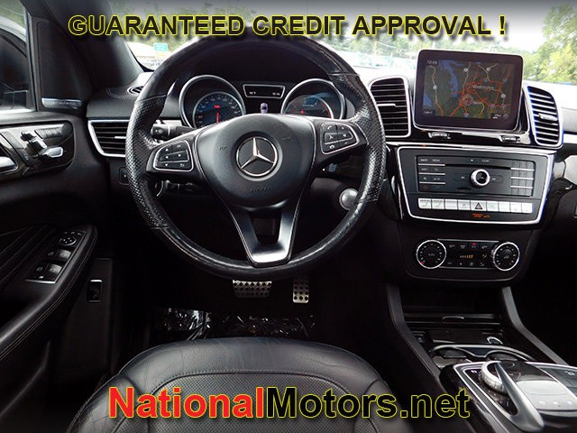 Mercedes-Benz GLE Vehicle Full-screen Gallery Image 16