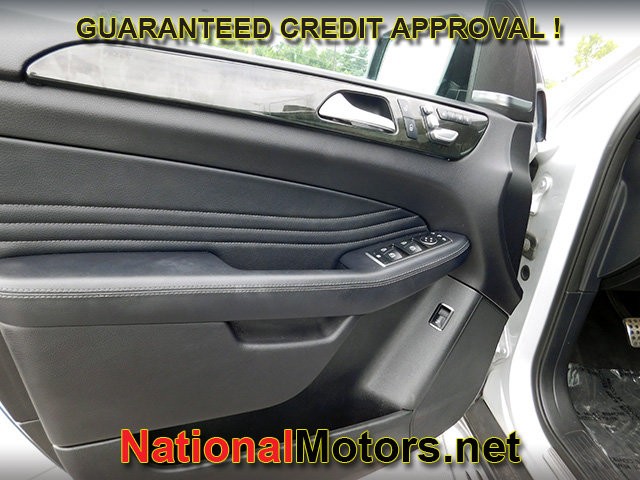 Mercedes-Benz GLE Vehicle Full-screen Gallery Image 18