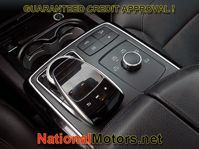 Mercedes-Benz GLE Vehicle Full-screen Gallery Image 27