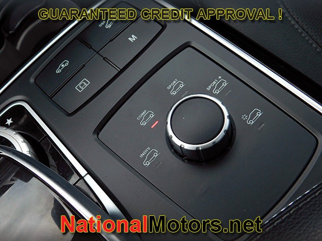 Mercedes-Benz GLE Vehicle Full-screen Gallery Image 28