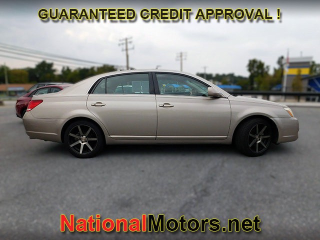 Toyota Avalon Vehicle Full-screen Gallery Image 05