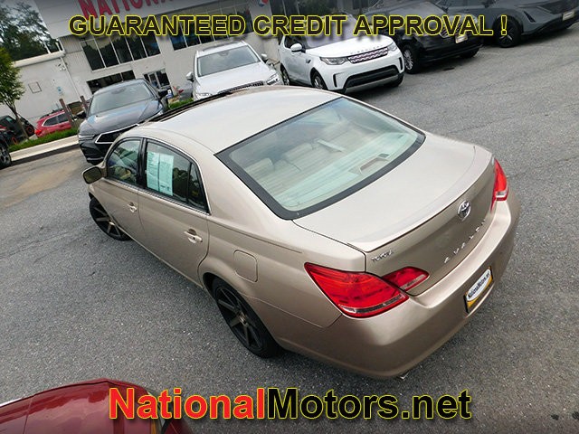 Toyota Avalon Vehicle Full-screen Gallery Image 08