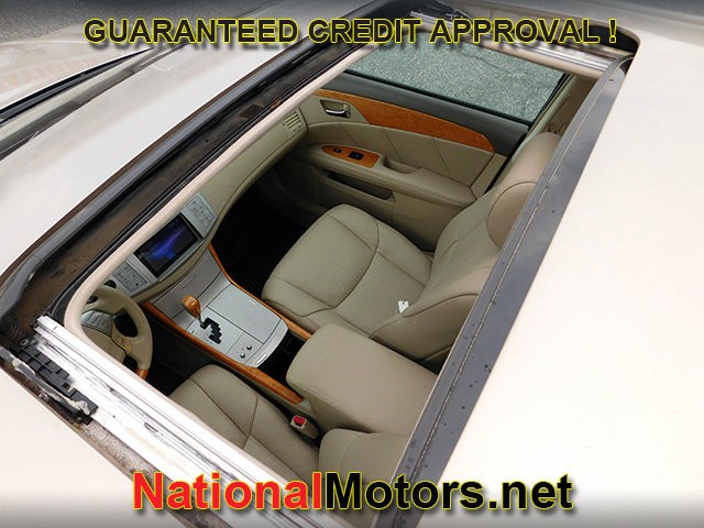 Toyota Avalon Vehicle Full-screen Gallery Image 10