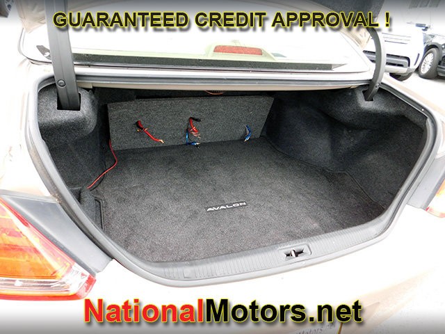 Toyota Avalon Vehicle Full-screen Gallery Image 11