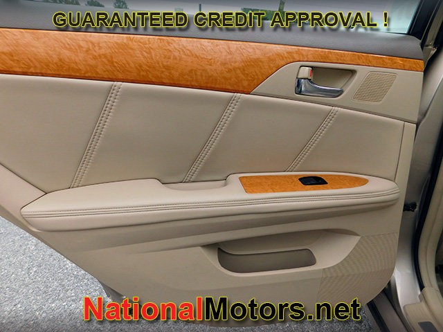 Toyota Avalon Vehicle Full-screen Gallery Image 12