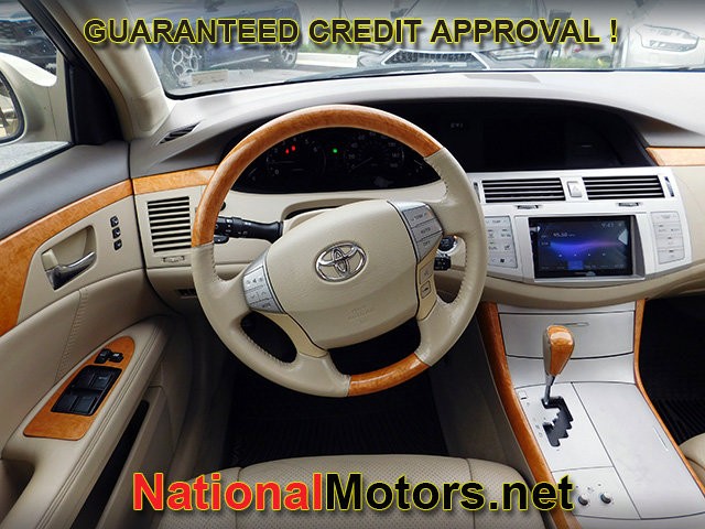 Toyota Avalon Vehicle Full-screen Gallery Image 15