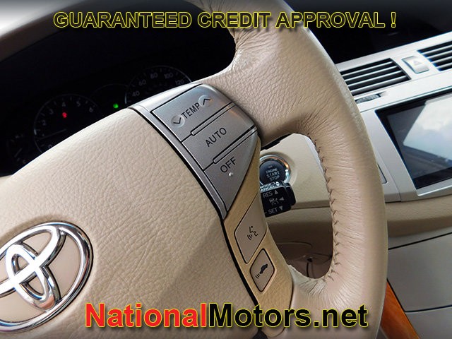Toyota Avalon Vehicle Full-screen Gallery Image 25