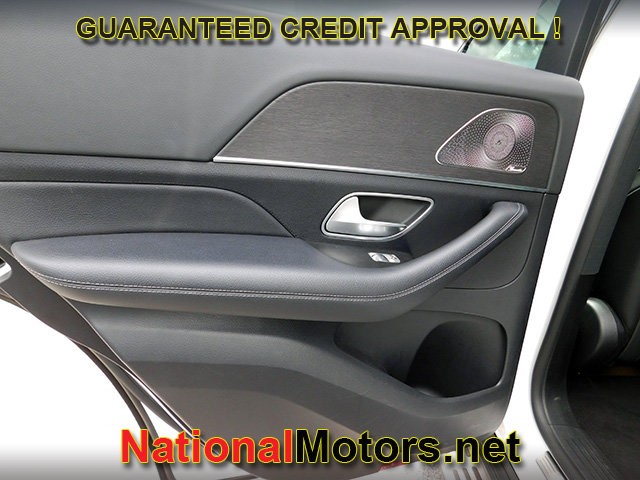 Mercedes-Benz GLE Vehicle Full-screen Gallery Image 09