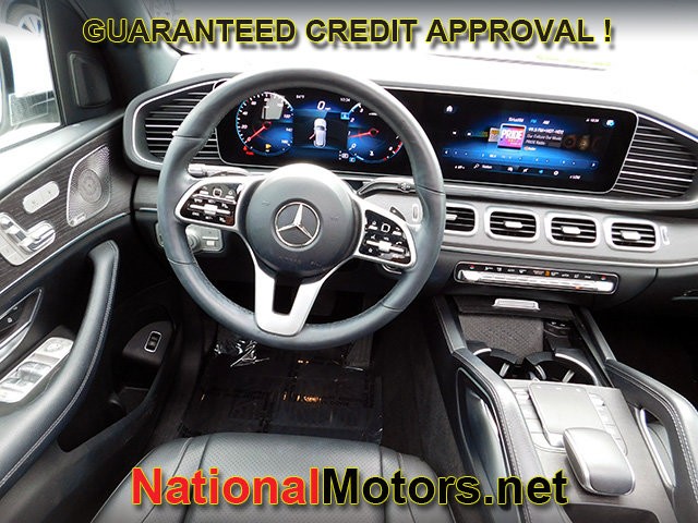 Mercedes-Benz GLE Vehicle Full-screen Gallery Image 12