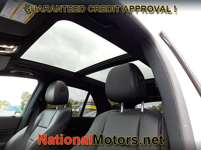 Mercedes-Benz GLE Vehicle Full-screen Gallery Image 16