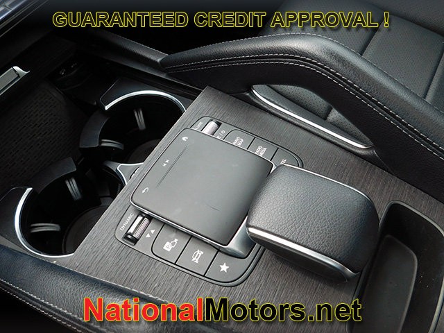 Mercedes-Benz GLE Vehicle Full-screen Gallery Image 20