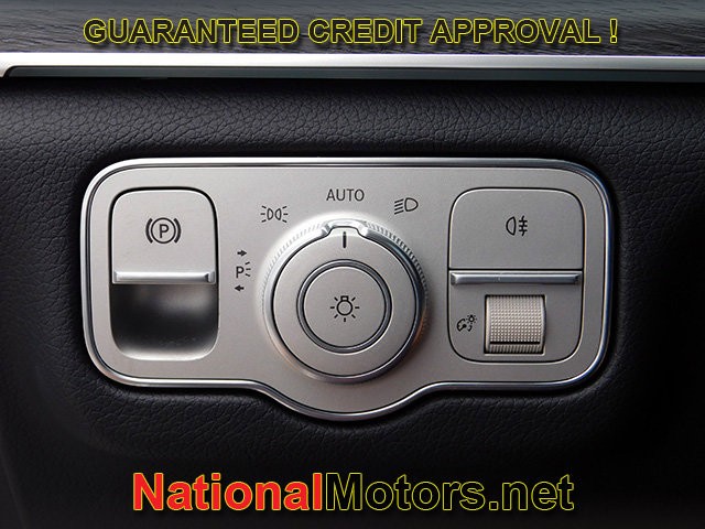 Mercedes-Benz GLE Vehicle Full-screen Gallery Image 24