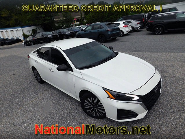 Nissan Altima Vehicle Full-screen Gallery Image 02