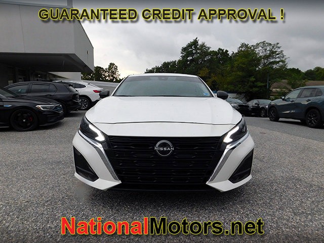 Nissan Altima Vehicle Full-screen Gallery Image 03