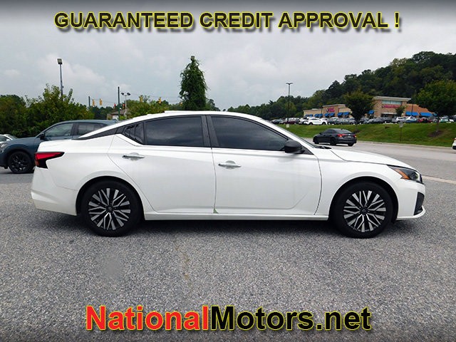 Nissan Altima Vehicle Full-screen Gallery Image 04