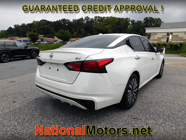 Nissan Altima Vehicle Full-screen Gallery Image 05