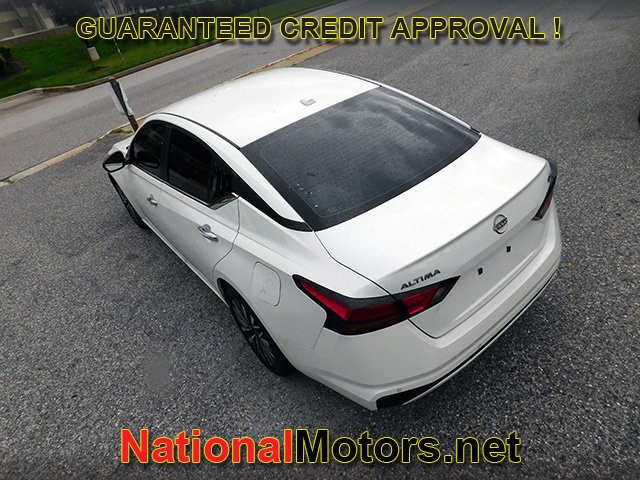 Nissan Altima Vehicle Full-screen Gallery Image 06