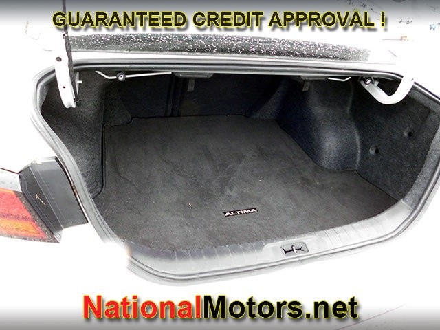 Nissan Altima Vehicle Full-screen Gallery Image 07